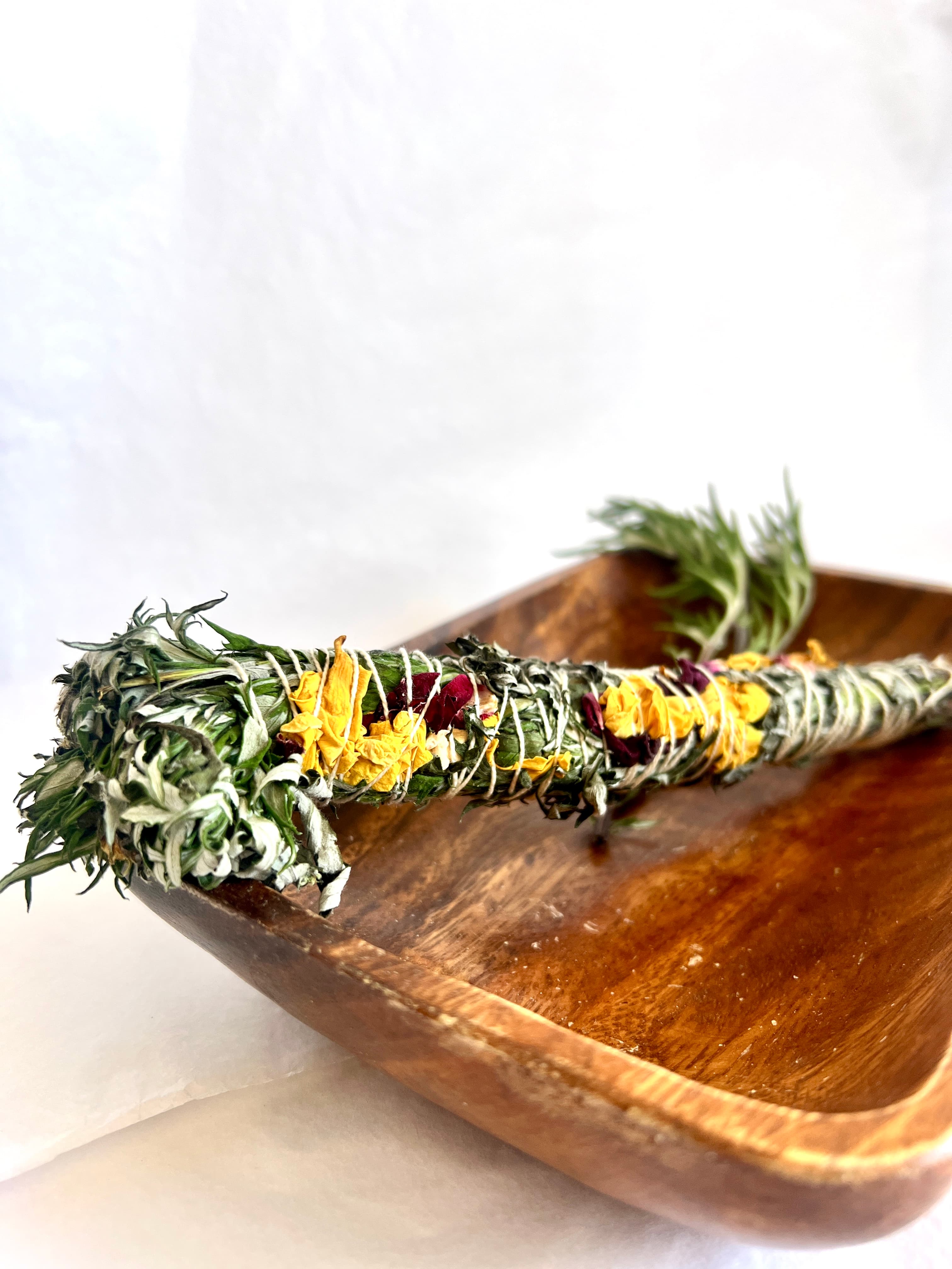 Bouquet d'armoise et rose à fumiguer 